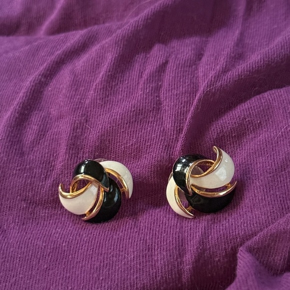 Elegant Black and White Gold-Tone Earrings - Picture 4 of 5